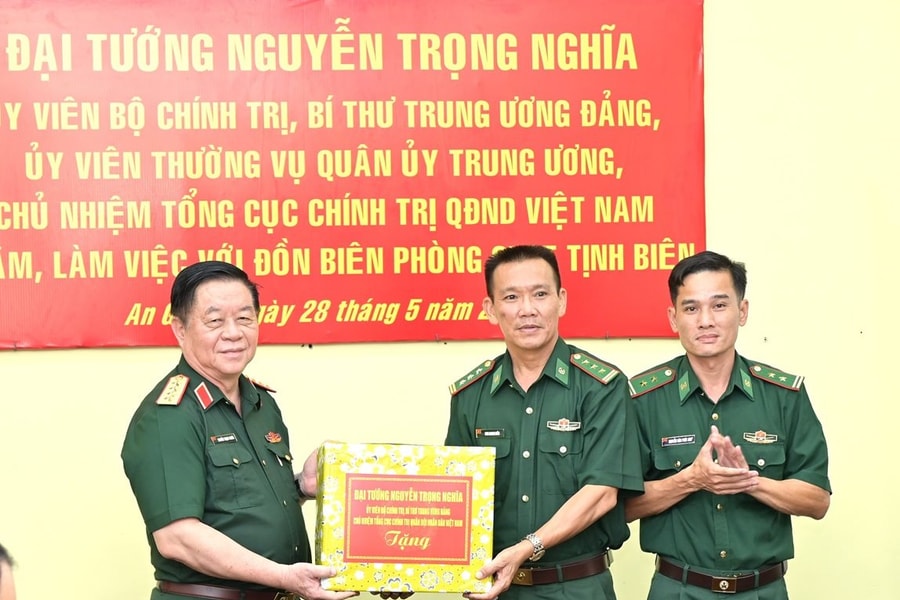Đại tướng Nguyễn Trọng Nghĩa thăm, làm việc với Đồn Biên phòng cửa khẩu quốc tế Tịnh Biên