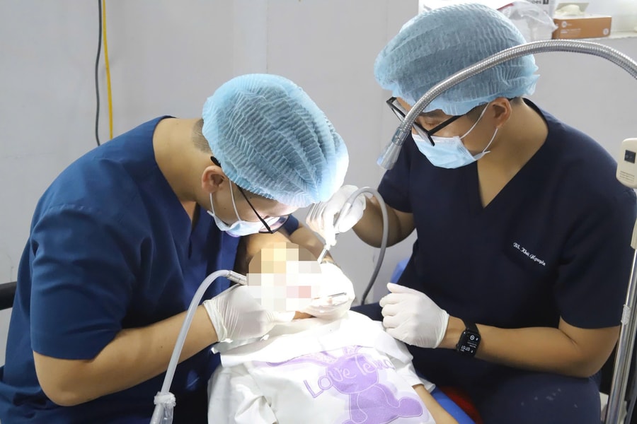 Hàng trăm trẻ tại TP.HCM được khám tầm soát tim bẩm sinh và răng miệng