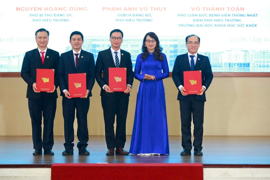 ĐHQG TP.HCM bổ nhiệm 6 hiệu trưởng, phó hiệu trưởng các trường thành viên