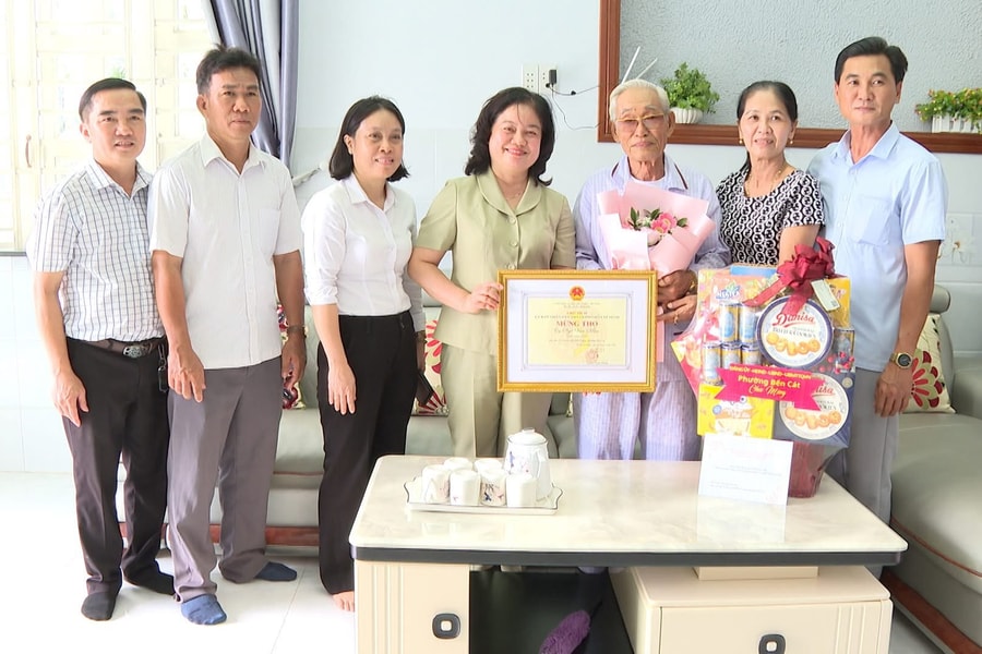 Lãnh đạo Thành phố thăm và chúc thọ, mừng thọ người cao tuổi tiêu biểu tròn 90 tuổi