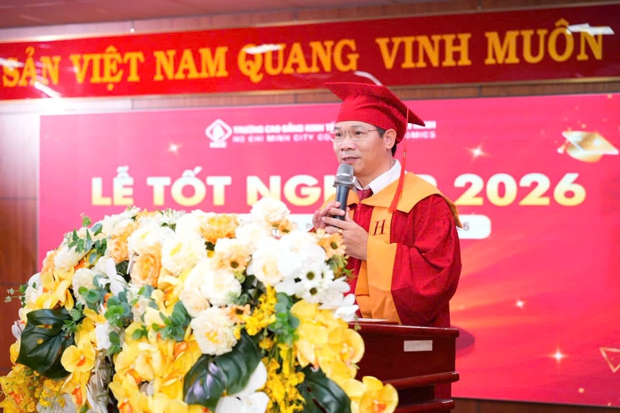 Thầy Hiệu trưởng nhắn nhủ sinh viên đừng lười biếng trong lễ tốt nghiệp