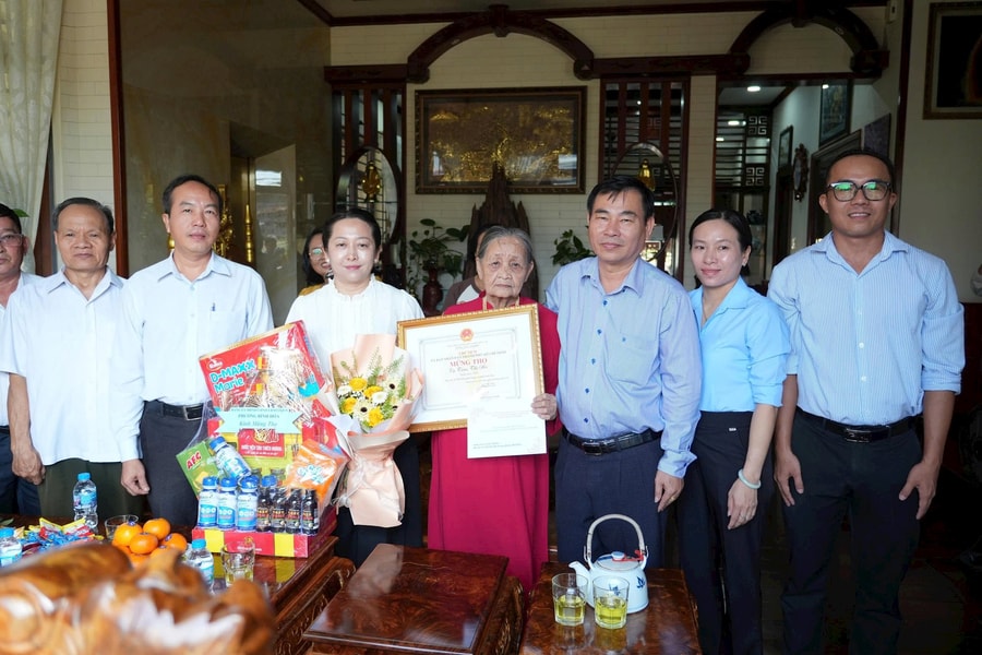 Ấm áp hoạt động thăm, chúc thọ và tặng quà các cụ tròn 90 tuổi