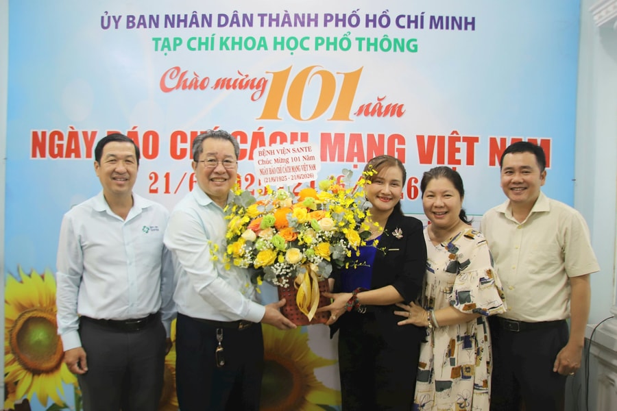 Bệnh viện Sante thăm, chúc mừng Tạp chí Khoa học phổ thông nhân dịp 21/6