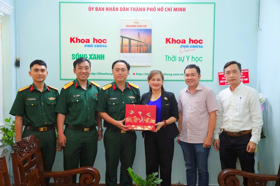 Trung đoàn Gia Định thăm, chúc mừng Tạp chí Khoa học phổ thông dịp 21/6