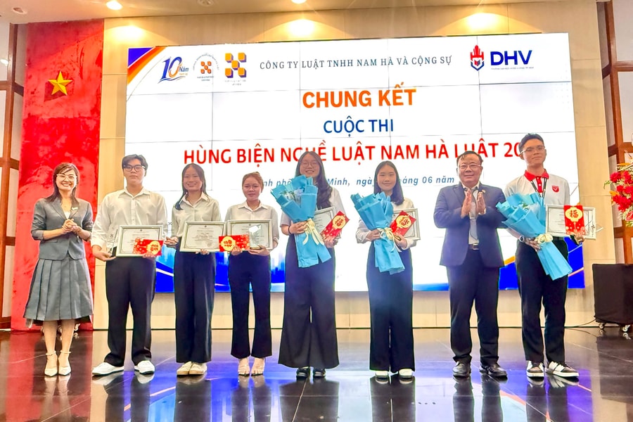 Sinh viên Trường ĐH Mở TP.HCM đoạt giải Nhất cuộc thi hùng biện nghề luật