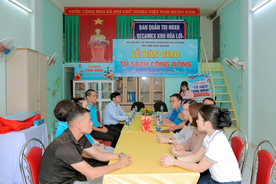 Thư viện Bình Dương trao tặng “Tủ sách cộng đồng”, lan tỏa văn hóa đọc đến người lao động