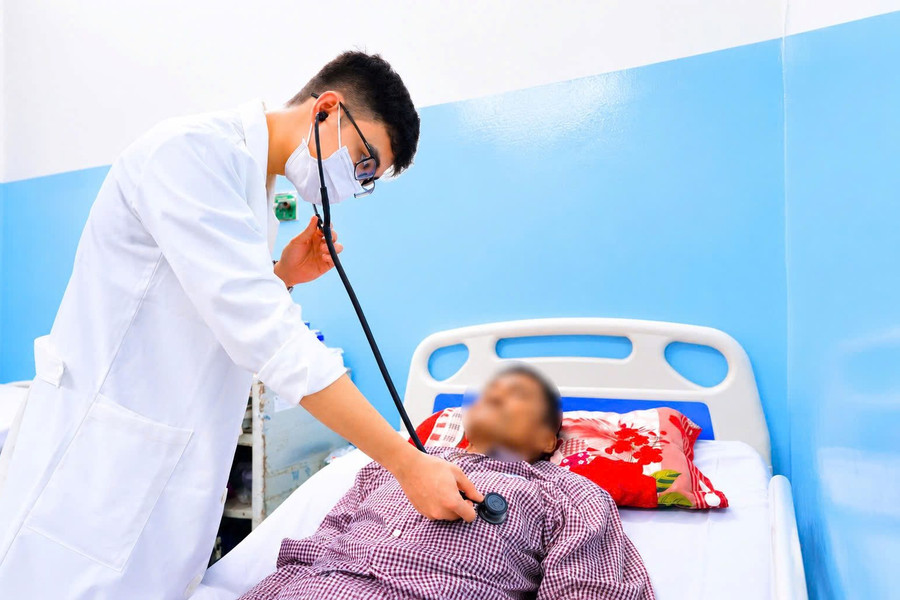 Bệnh viện Nhân dân Gia Định cứu sống cụ ông 72 tuổi ngừng tim nhờ E-CPR