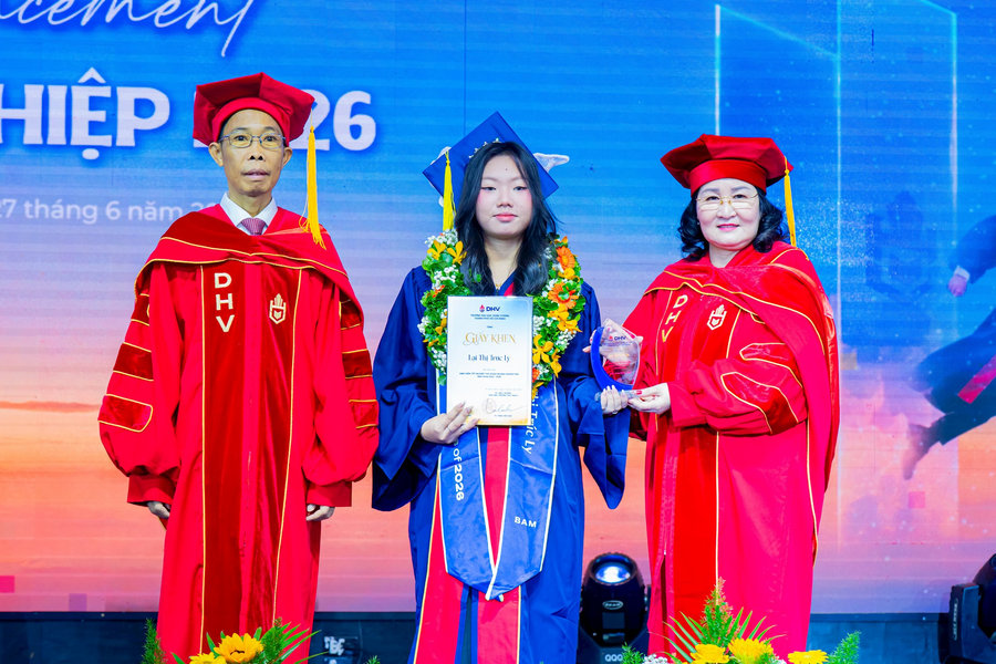 Hàng trăm tân thạc sĩ, tân cử nhân được mở rộng cơ hội việc làm ngay tại lễ tốt nghiệp