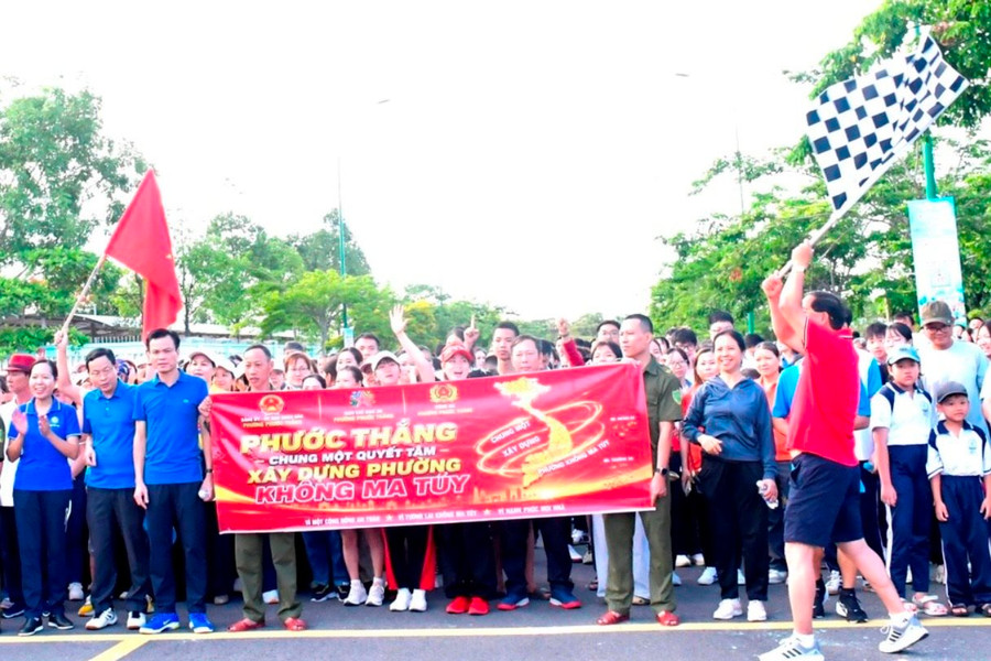 Hơn 3.000 người đi bộ gây quỹ “Vì người nghèo”